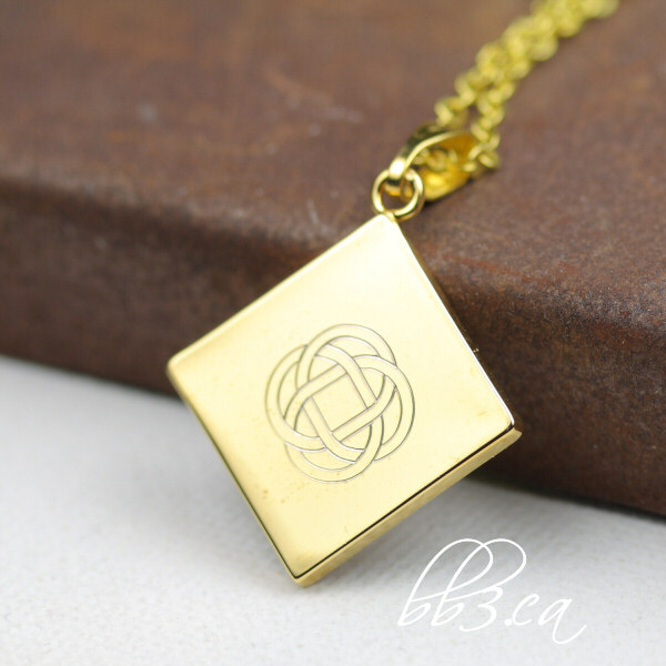 Celtic knot necklace in gold