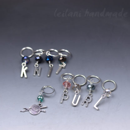 set og 8 stitch markers that spell out knit purl