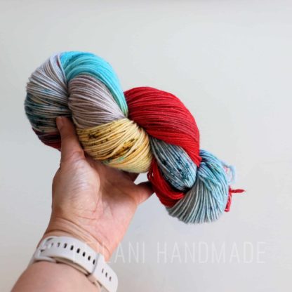 a hand holding a yarn